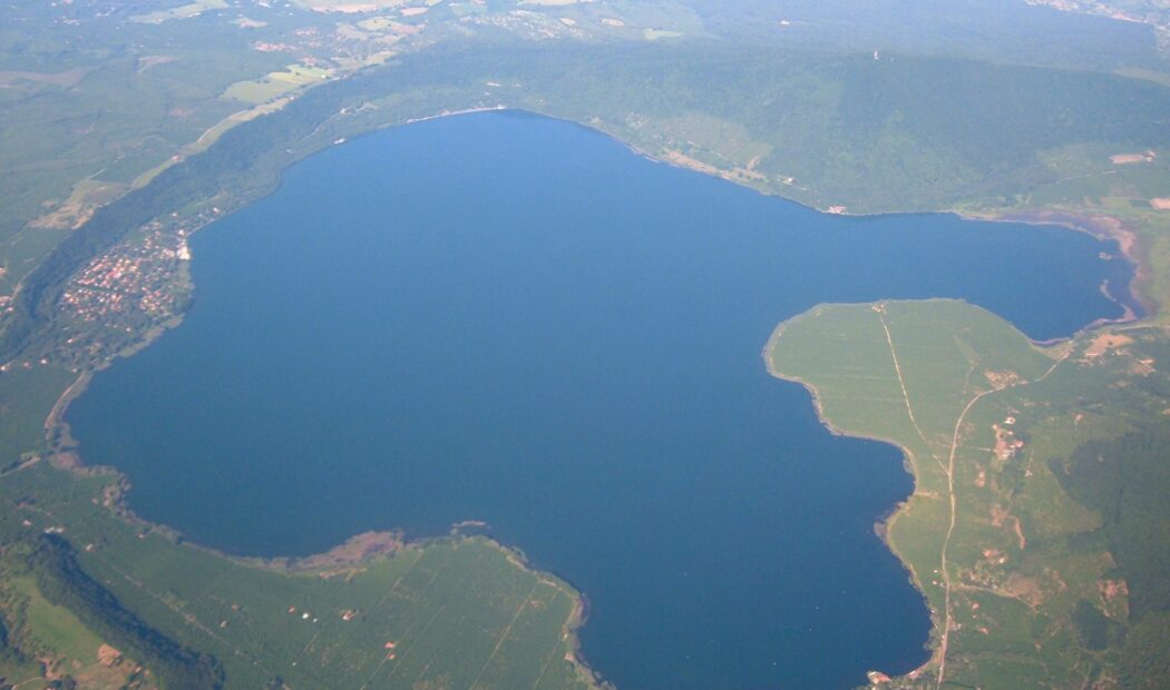 Vista aerea del lago di Vico