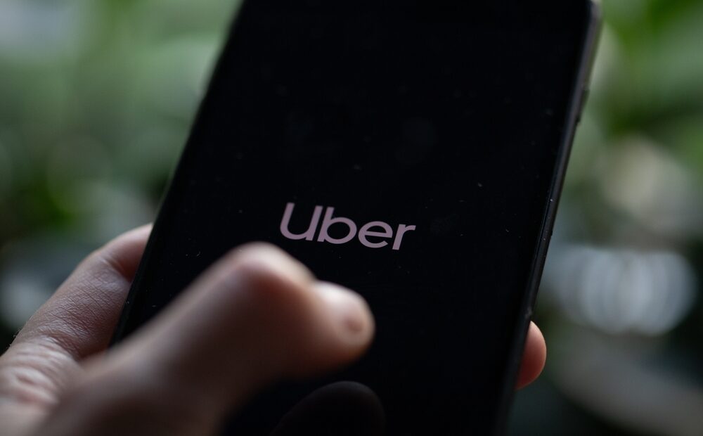 Logo Uber su sfondo urbano