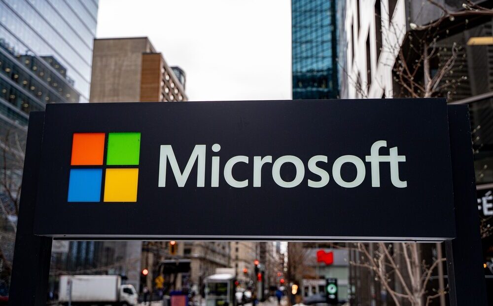 Logo di Microsoft con sfondo tecnologico