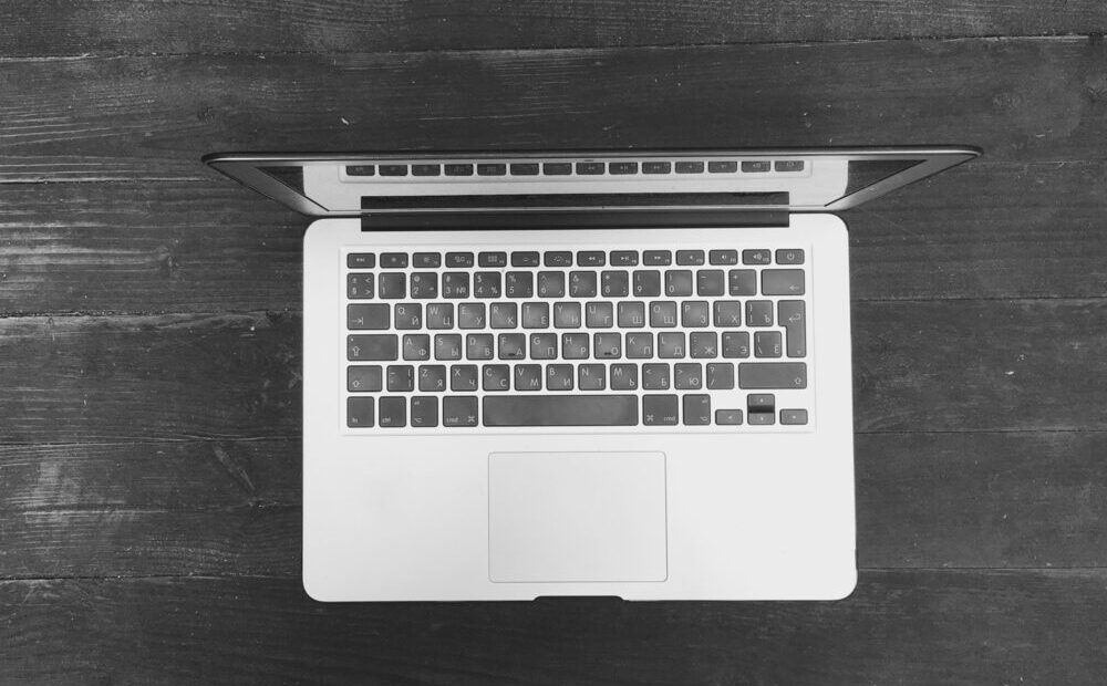 Immagine del MacBook OLED in fase di test